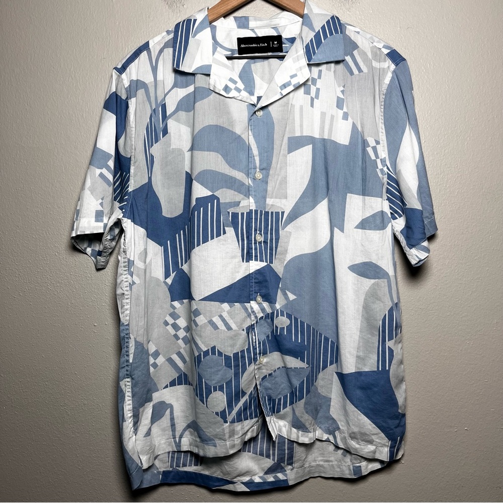 Abercrombie and Fitch Men Camp Shirt Medium White Blue Abstract Short Sleeve